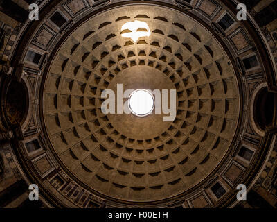 Oculus-Interieur. Das Pantheon. Antike römische Tempel. Jetzt eine christliche Kirche. Rom, Italien. Stockfoto