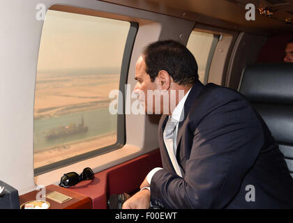 27. Juli 2015 - macht der ägyptische Präsident Abdel Fatah Al-Sisi Luft Einnahme des Augenscheins den Suez-Kanal, kurz vor der Fertigstellung nach 1 Jahr Nonstop 24/7 arbeiten, und für die Eröffnung am 6. August 2015 (Ägyptische Präsidentschaft Pool Foto) geplant Stockfoto