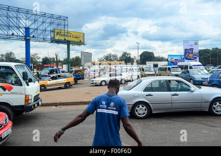 Mann zu Fuß über eine gestaute Kreisverkehr in der Stadt Kumasi, Ghana (Suame Kreis) Stockfoto