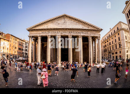 Der Portikus und Säule des Pantheons. Antike römische Tempel. Jetzt eine christliche Kirche. Rom, Italien. Stockfoto