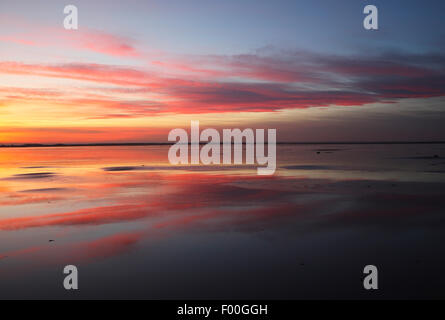 Strand bei ausgehende Flut und Reflexion der Wolken, Wattenmeer bei Sonnenuntergang, Vereinigtes Königreich Stockfoto