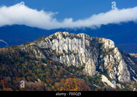 Berge und Felsen im Nebel im Herbst, Frankreich, Vercors-Nationalpark Stockfoto