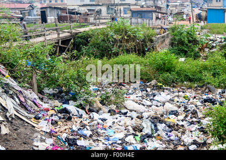 Papierkorb in einem armen Vorort von Kumasi, Ghana Stockfoto