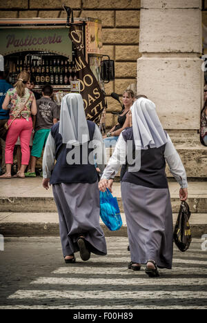 Zwei Nonnen beim Überqueren der Straße Via della Conciliazione in Rom, Italien. Stockfoto