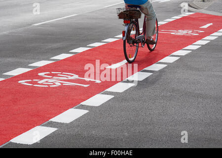 Radfahrer auf Radweg Stockfoto