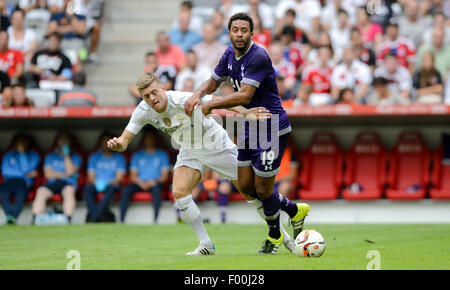 München, Deutschland. 4. August 2015. Real Madrids Toni Kroos und Tottenham Hotspurs Mousa Dembele in Aktion während des Audi Cup in München, Deutschland, 4. August 2015. Foto: Thomas Eisenhuth/Dpa - NO-Draht-SERVICE-/ Dpa/Alamy Live News Stockfoto