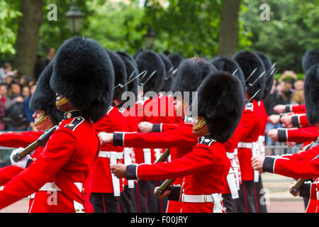 Grenadier Guards marschieren entlang der Mall in Formation bei der Queen's Birthday Parade oder Trooping the Color in der Mall, London, Großbritannien Stockfoto