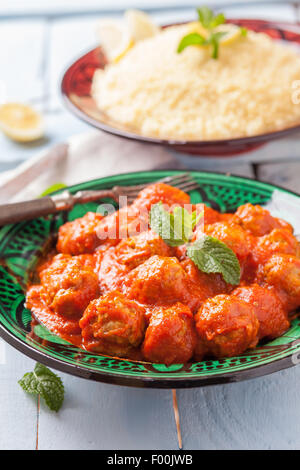 Fleischbällchen in Tomatensauce mit Minze Blätter auf Schale Stockfoto