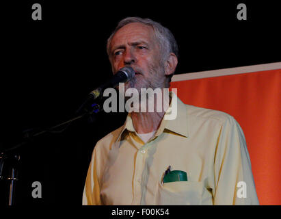 London, UK. 3. August 2015. Labour Party Führung Kandidat Jeremy Corbyn sprechen an der Basis für Jeremy Kundgebung am Camden Centre, London, England, Vereinigtes Königreich.          Bildnachweis: HMG/Alamy Live-Nachrichten Stockfoto