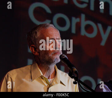 London, UK. 3. August 2015. Labour Party Führung Kandidat Jeremy Corbyn sprechen an der Basis für Jeremy Kundgebung am Camden Centre, London, England, Vereinigtes Königreich.        Zeit genommen: 20161600 Kredit: HMG/Alamy Live-Nachrichten Stockfoto