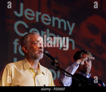 London, UK. 3. August 2015. Labour Party Führung Kandidat Jeremy Corbyn sprechen an der Basis für Jeremy Kundgebung am Camden Centre, London, England, Vereinigtes Königreich.        Zeit genommen: 20191573 Kredit: HMG/Alamy Live-Nachrichten Stockfoto