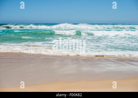 Blick auf Meereswellen und Gischt, vom Strand entfernt Stockfoto