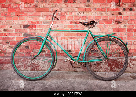 Alten Retro-Fahrrad gegen Mauer Stockfoto