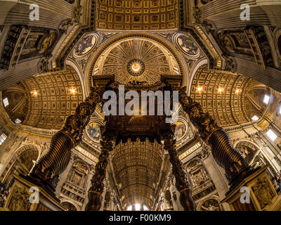 Blick zum Berninis Baldachin mit St. Peter Basilika Kuppel oben. Vatikanstadt, Rom. Italien. Stockfoto