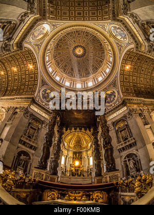Berninis Baldachin mit der Kapelle des Bekenntnisses unterhalb der Basilika St. Peter. Vatikanstadt, Rom. Italien. Stockfoto