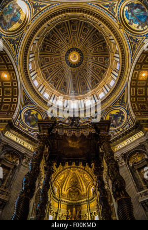 Berninis Baldachin und Kuppel der Basilika St. Peter. Vatikanstadt, Rom. Italien. Stockfoto