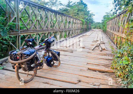 Radwandern in Ghana und Radfahren über einer alten kolonialen Brücke Stockfoto