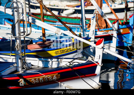 Europa, Frankreich, Var, Saint-Tropez. Traditionelles Fischerboot, benannt "Pointu" am alten Hafen. Stockfoto