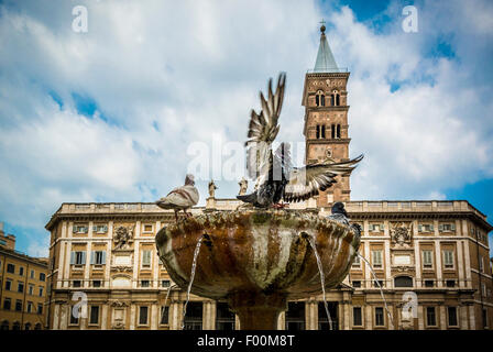 Brunnen außerhalb der östlichen Fassade der Basilica di Santa Maria Maggiore Stockfoto