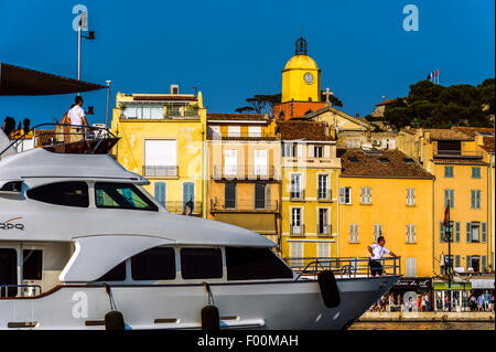 Europa, Frankreich, Var, Saint-Tropez. Traditionelles Fischerboot, namens "Pointu" am alten Hafen während der Latina segelt. Stockfoto