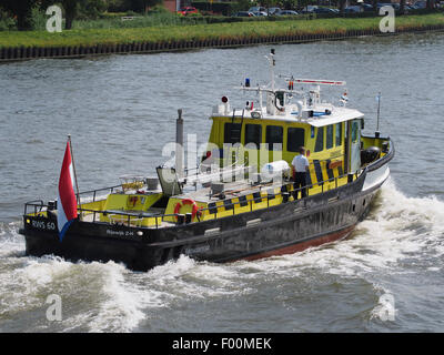 Die RWS 60 de Goude (ENI 03900052) verkehrt auf dem Amsterdam-Rijnkanaal, einer wichtigen Schifffahrtsroute in den Niederlanden, die den Binnengüterverkehr und die gewerbliche Schifffahrt unterstützt. Stockfoto