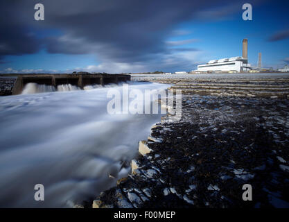 Aberthaw Kohlekraftwerk Kraftwerk, mit warmem Wasser Abfluss im Vordergrund, Vale of Glamorgan, South Wales gezeigt. Stockfoto