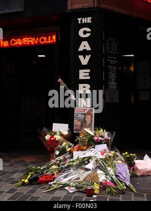 Fans von Cilla Black zollen mit floral Tribute Links außerhalb der Cavern Club, Liverpool, wo ihre Karriere begann. Stockfoto