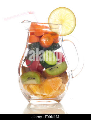 Konzeptbild - frisches Obst und Gemüse in einer Glaskanne auf weißem Hintergrund. Stockfoto