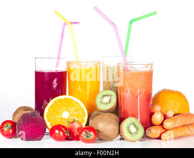 Bunte frische Frucht- und Gemüsesäfte isoliert auf weißem Hintergrund. Stockfoto