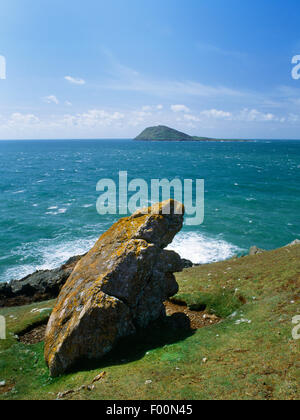 Ein Blick über den Bardsey Sound von Trwyn Maen Melyn nahe Aberdaron, zeigt das markante Slug-ähnlichen Profil von Bardsey Island, Gwynedd. Stockfoto