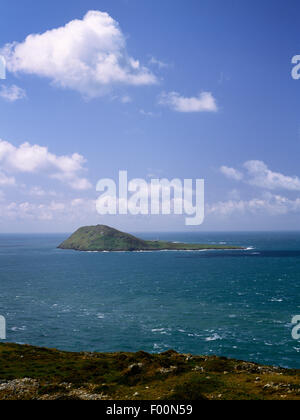 Ein Blick über den Bardsey Sound von Mynydd Mawr nahe Aberdaron, zeigt das markante Slug-ähnlichen Profil von Bardsey Island, Gwynedd, Nordwales. Stockfoto