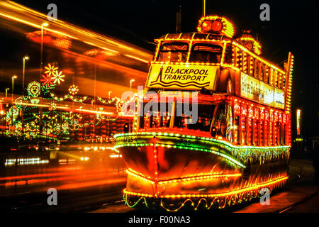 Beleuchtete Blackpool Straßenbahn und Lichter. Lancashire. England. UK Stockfoto