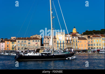 Europa. Frankreich. Var Saint-Tropez. Da ein Segelboot im Hafen von St. Tropez. Stockfoto