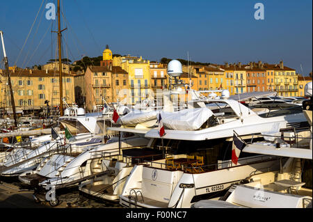 Europa. Frankreich. Var Saint-Tropez. Yacht vor Anker im Hafen von St. Tropez. Stockfoto