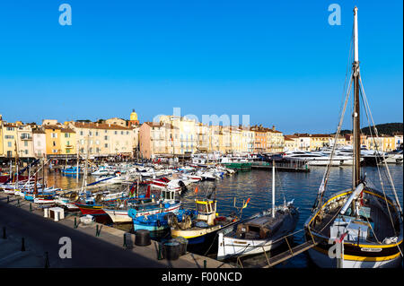 Europa, Frankreich, Var, Saint-Tropez. Der Hafen in der Abenddämmerung. Stockfoto