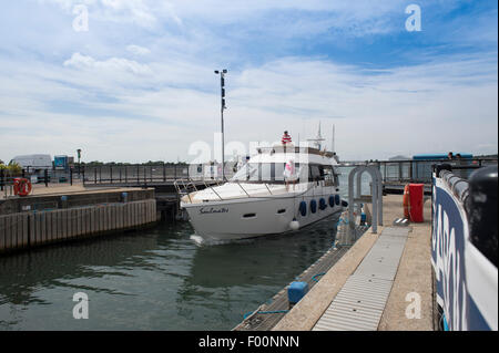 betreten die Sperre auf free Flow auf Port Solent Marina Motoryacht Stockfoto