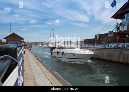 betreten die Sperre auf free Flow auf Port Solent Marina Motoryacht Stockfoto