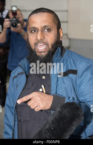 Westminster Magistrates Court, London, UK. 5. August 2015. Islamist Anjem Choudary ist Kaution auf Terror Gebühren am Westminster Magistrates Court verweigert. Ein Kollege Mohammad Shamsuddin auch bekannt als Abu Saalihah veröffentlicht eine Presseerklärung sagte Choudary und seinem Co Beschuldigten Mohammed Rahman wird in Untersuchungshaft genommen bis zum 28. August und erklärt die Gebühren im Rahmen eine laufende Verfolgung der Muslime, zu erklären, dass "eines Tages die schwarze Flagge des Islam wird über Westminster fliegen". Bildnachweis: Paul Davey/Alamy Live-Nachrichten Stockfoto