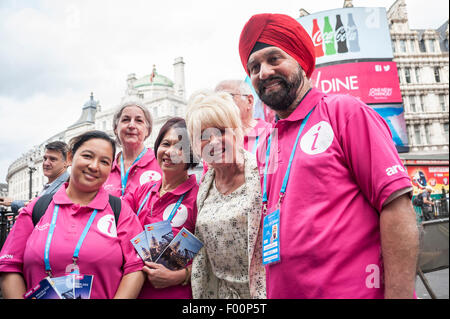 London, UK. 5. August 2015.  Barbara Windsor MBE tritt Freiwilligen aus dem Team London Besucher willkommen Programm. Stockfoto