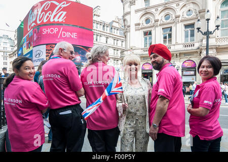 London, UK. 5. August 2015.  Barbara Windsor MBE tritt Freiwilligen aus dem Team London Besucher willkommen Programm. Stockfoto