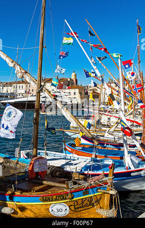 Europa, Frankreich, Var, Saint-Tropez. Traditionelles Fischerboot, namens "Pointu" am alten Hafen während der Latina segelt. Stockfoto