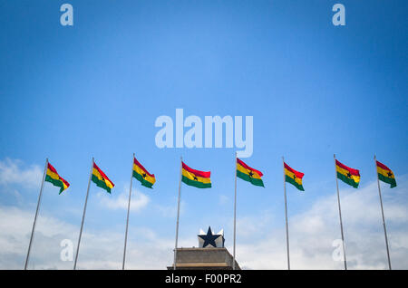 Ghanaische Fahnen auf dem Platz der Unabhängigkeit und Black Star Gate in Accra, Ghana Stockfoto