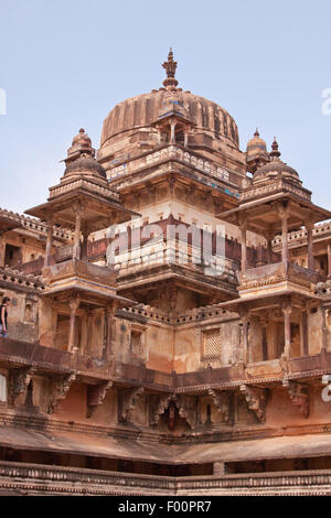 Teil der aus dem 16. Jahrhundert indische Jehangir Schlossanlage in Orchha, d. h. "Hidden Place", Hauptstadt des alten Königreichs Rajput Stockfoto