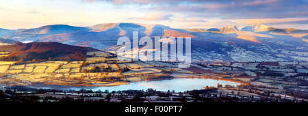 Panoramablick auf Llangorse See und der Brecon Beacons im Winter. Stockfoto