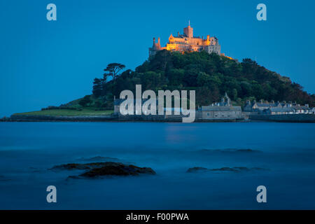 Abenddämmerung Reflexionen unter St. Michaels Mount, Marazion, Cornwall, England Stockfoto