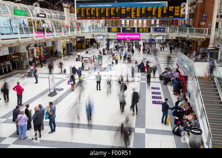 Pendler im Bahnhof Liverpool Street, London, UK. Stockfoto