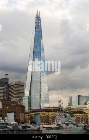 Die Scherbe, das höchste Gebäude in London, UK, mit HMS Belfast auf der Themse. Stockfoto