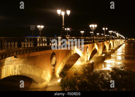 Pont de Pierre über Fluss Garonne in Bordeaux, Frankreich Stockfoto