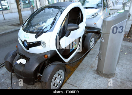 Elektrische Mietwagen auch Renault Twizy auf Ladestation in Bordeaux, Frankreich Stockfoto