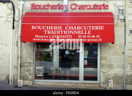 Traditionelle Metzgerei und Wurstwaren in der kleinen Stadt in Frankreich Stockfoto